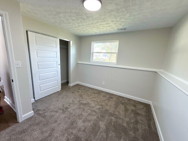 Building Photo - Spacious 5BR Bi-Level Home w/ Deck & Fence...