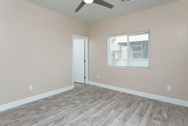 Building Photo - 1433 E Lee St