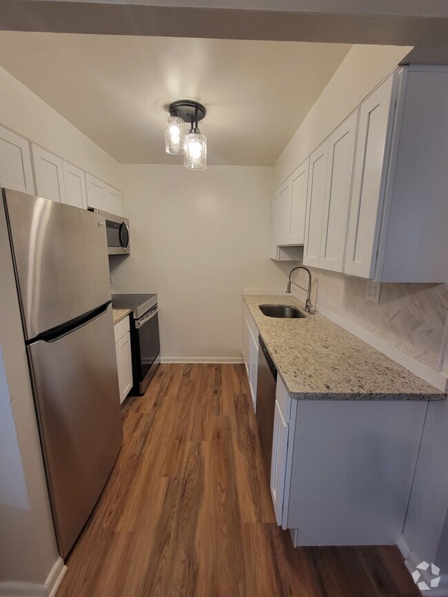 Renovated 1 Bedroom - 109-Rosewood