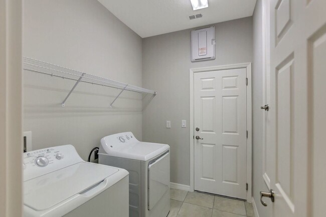 Building Photo - 3 Bedroom 2 Bath Villa in Oak Tree Pointe for RENT!