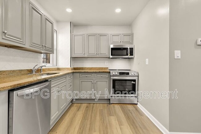 Building Photo - 1033 5th St NE