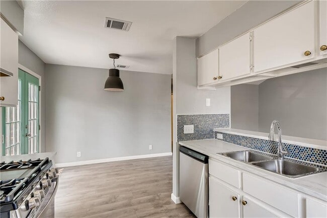 Building Photo - 102 Nicole Cove