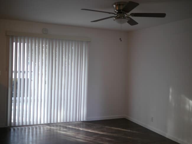 Building Photo - Charming 2-Bed, 1.5-Bath Home with 2-Car Garage in Hesperia, CA!