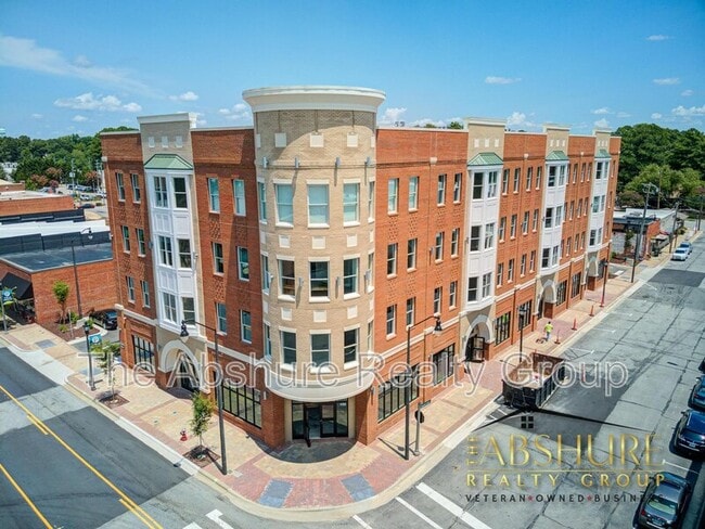 Building Photo - 145 S Main St