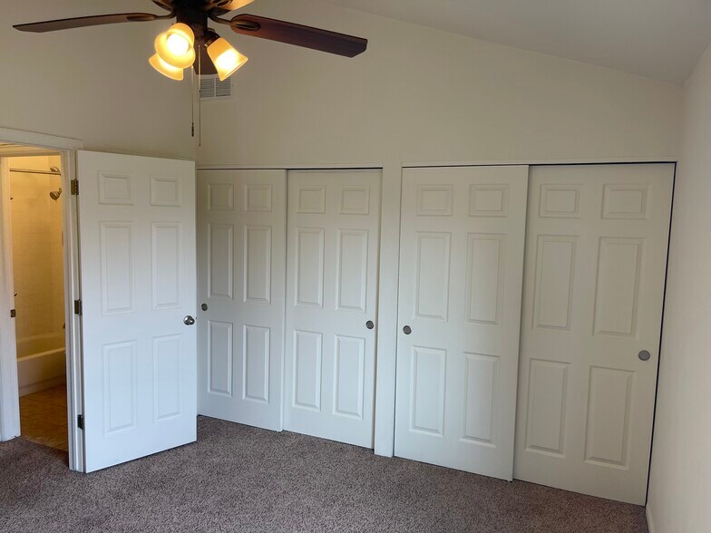 Building Photo - 806 Summer Dr