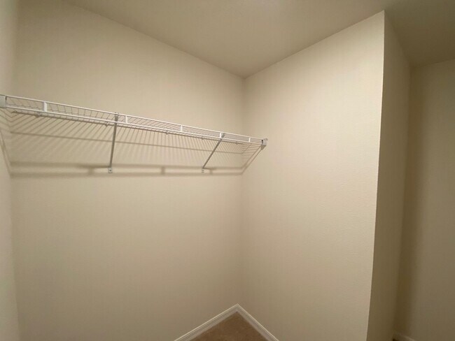 Building Photo - Desirable Lake Diamond Subdivision 3/2/2 **Won't Last**