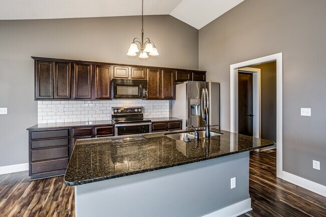Building Photo - Stunning 5 bedroom Ranch style home