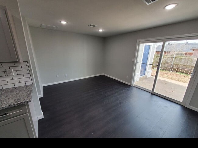 Building Photo - 3610 Springlake Dr