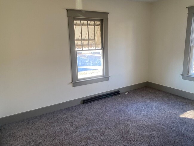 Building Photo - 606 W Cherry St