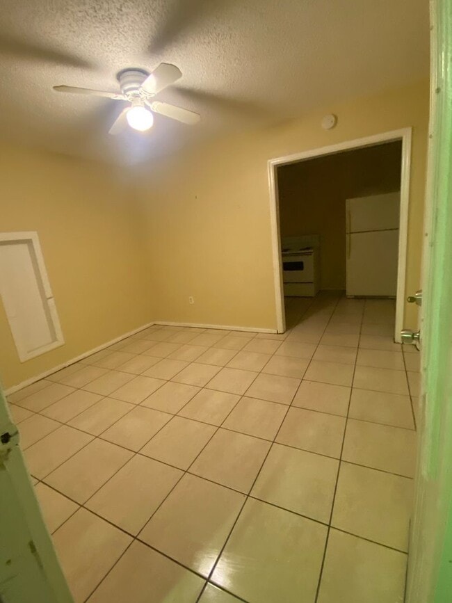 Building Photo - Spacious 1/1 one story unit in a small 18 unit complex.