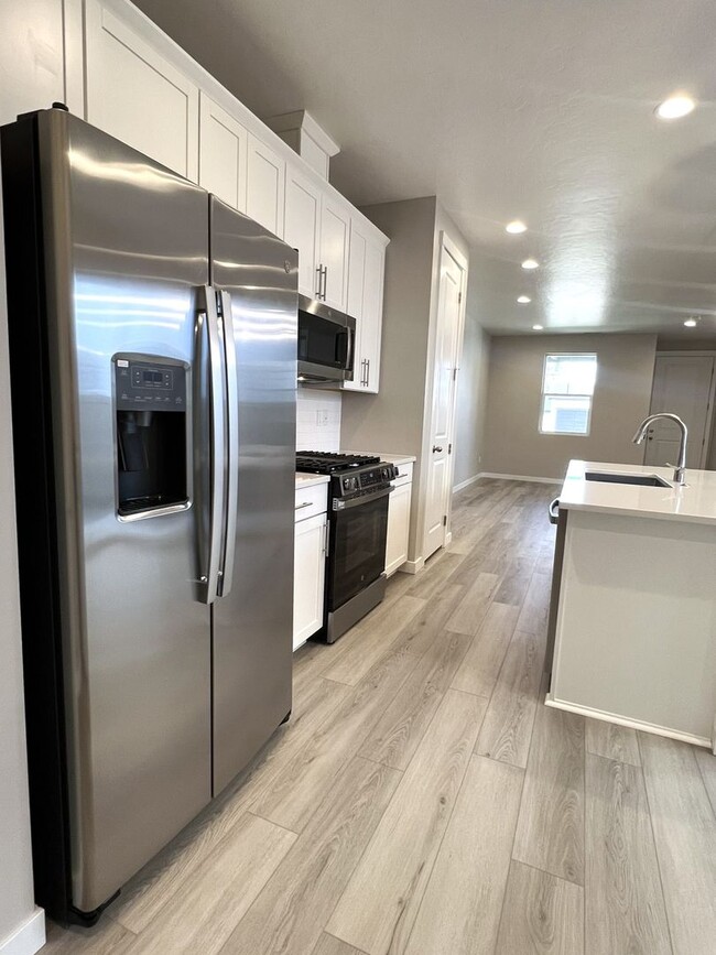 Building Photo - Brand new 3 bed 2.5 bath townhome in Stars...