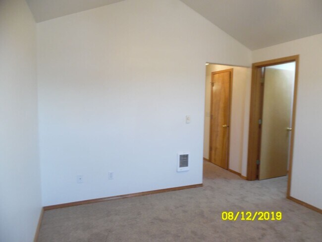 Building Photo - 473-475 SE Excel St