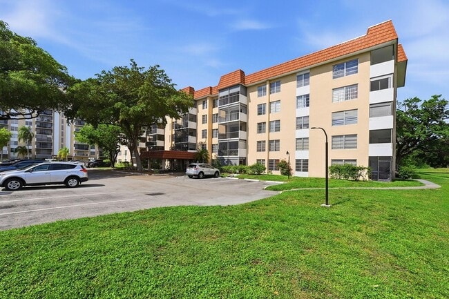 Building Photo - 4158 Inverrary Dr