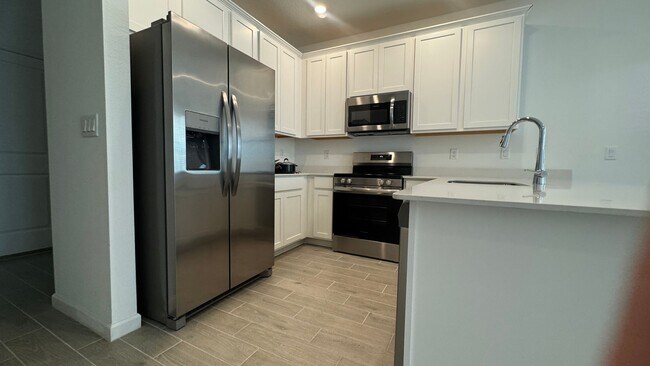Building Photo - Charming 3BR Townhome with Screened-In Patio