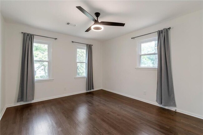 Building Photo - 3480 Tanbark Ct NE