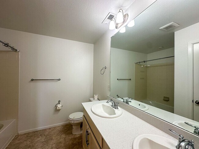 Building Photo - CORNER 3bd 2.5ba paired home in Trails Edge!