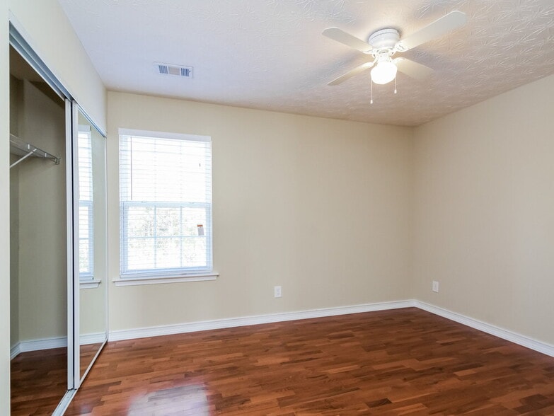 Building Photo - 341 Meadows Ln