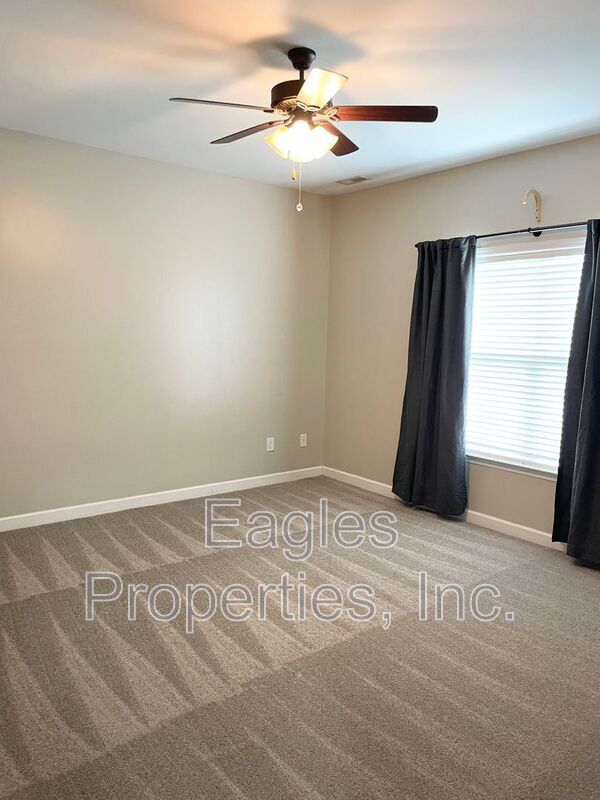 Building Photo - 117 Kenison Way