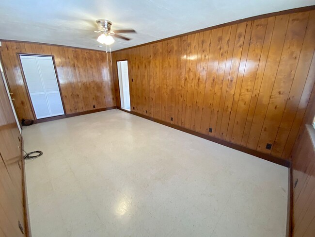 Building Photo - Northeast El Paso 4 bed(possible 5th) with...