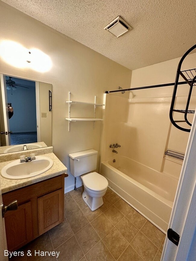 Building Photo - 3 br, 2 bath House - 1330 Courtney Drive