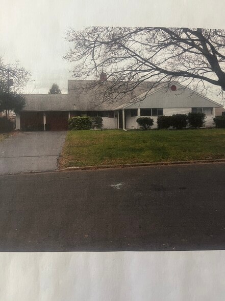 Sprawling 3BR 2 BA Brick Front Levittown County Clubber Spacious, Well maintained - 35 Red Berry Rd