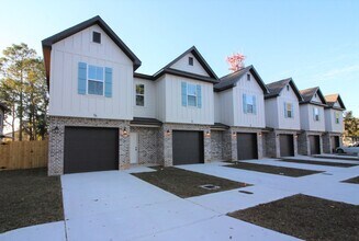 Building Photo - Gorgeous 3 Bedroom Townhome in Fort Walton Beach!