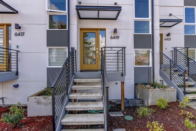 Building Photo - Terrific Townhome