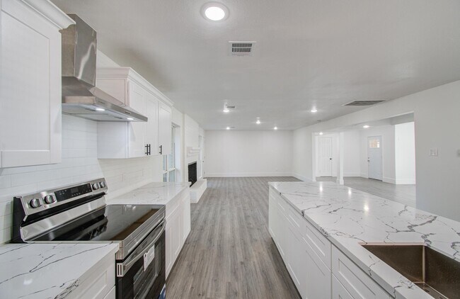 Building Photo - 595 River Plantation Dr