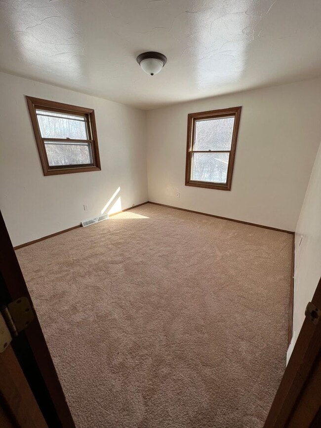 Building Photo - 2 Bed 1 Bath Duplex