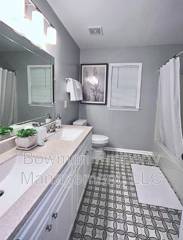 Building Photo - 255 Camelot Dr