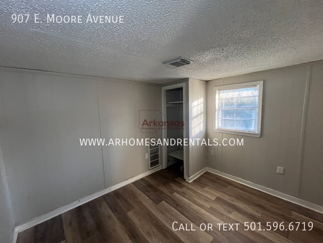 Building Photo - 907 E Moore Ave