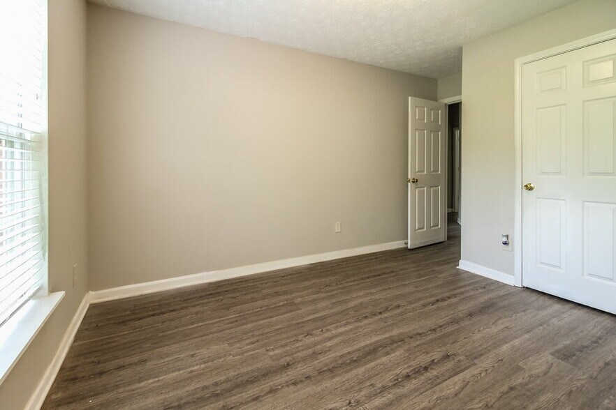 Building Photo - 5729 Lakeview Cir
