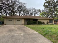 Building Photo - 315 Tee Dr