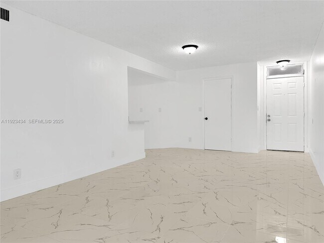 Building Photo - 211 Lake Pointe Dr