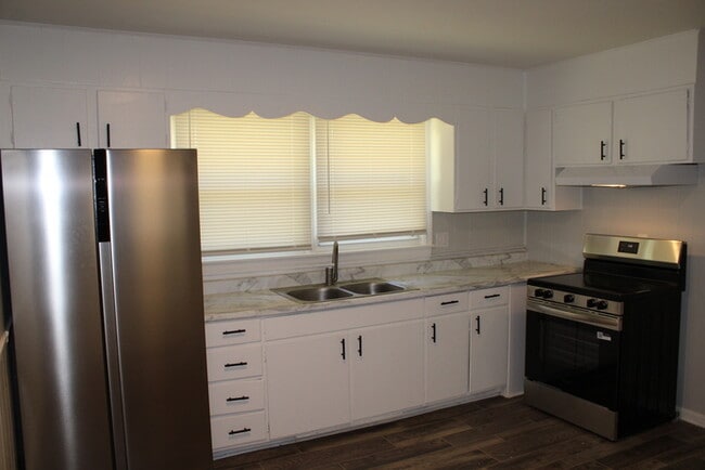 Building Photo - Spacious 3 Bedroom and 1 full bath home in...