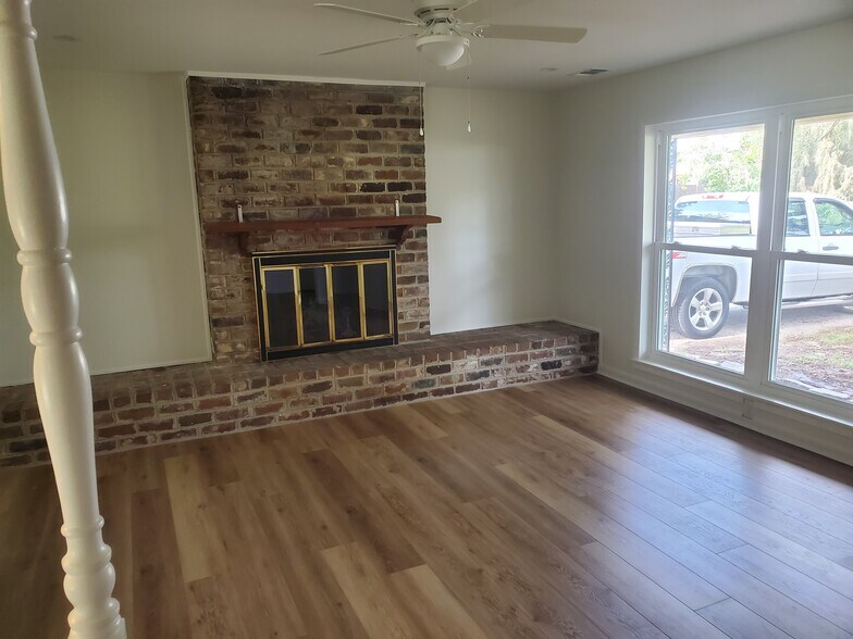 Building Photo - 11704 Largo Dr