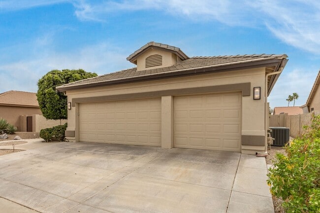 Building Photo - Long term rental in Oakwood with private pool