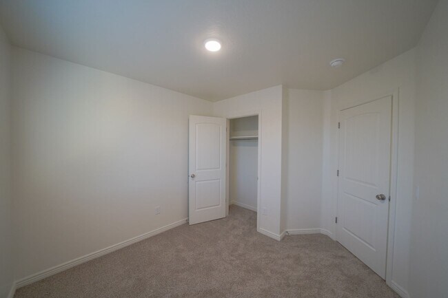 Building Photo - Remodeled 3 Bed / 2.5 Bath Townhome in Great Location
