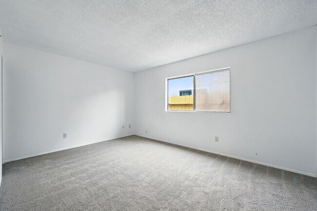 Building Photo - 1562 Arequipa St