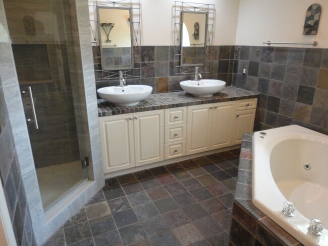 Building Photo - Beautiful 3 BR/2.5 BA in Park Avenue Subdivision