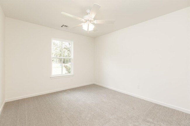 Building Photo - 127 Willow Grv Ln