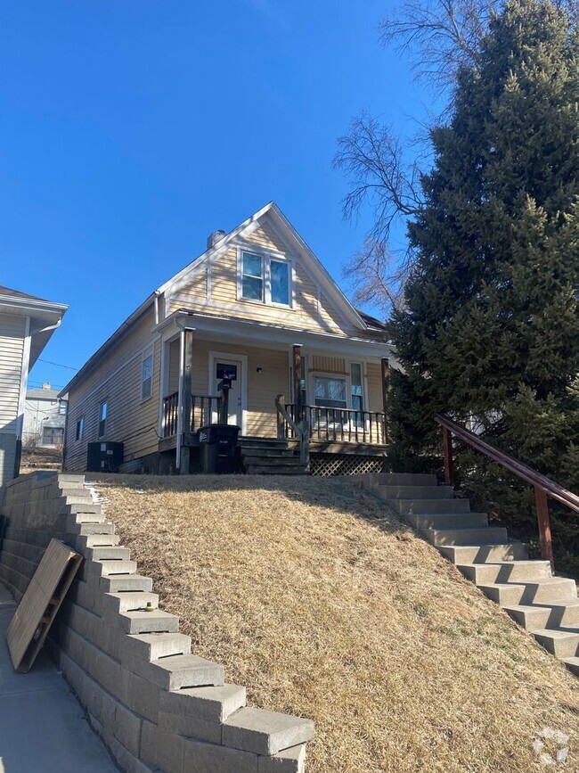 Building Photo - Updated 4 bed 1.5 Bath in Omaha