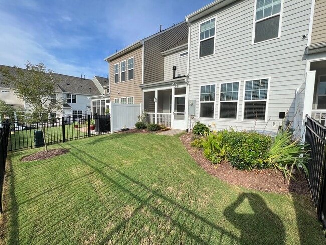 Building Photo - Spacious 3 bedroom townhome in Brier Creek