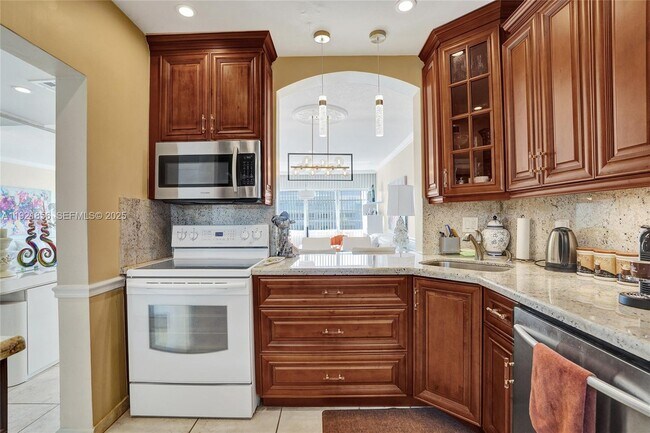 Building Photo - 330 SE 2nd St