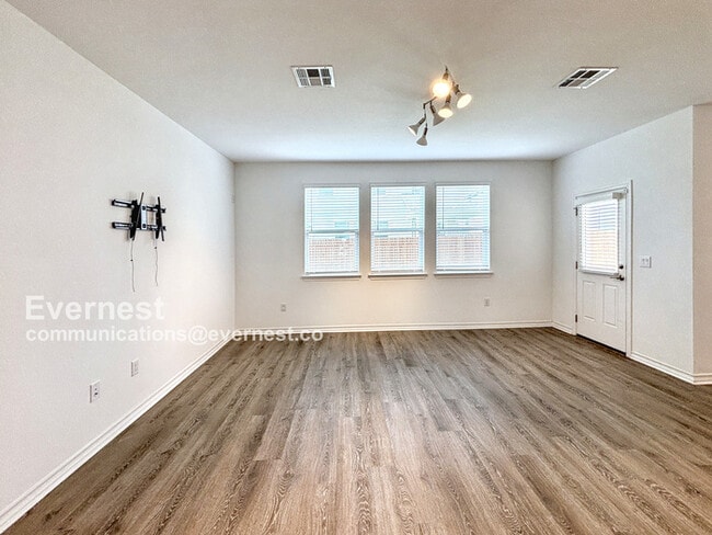 Building Photo - 2907 Bronx Dr