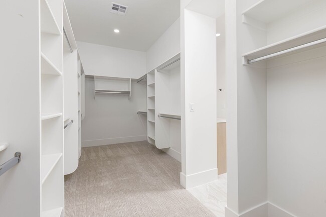 Building Photo - 6 bed / 4 bath / 3 car garage custom home in Pecan Valley