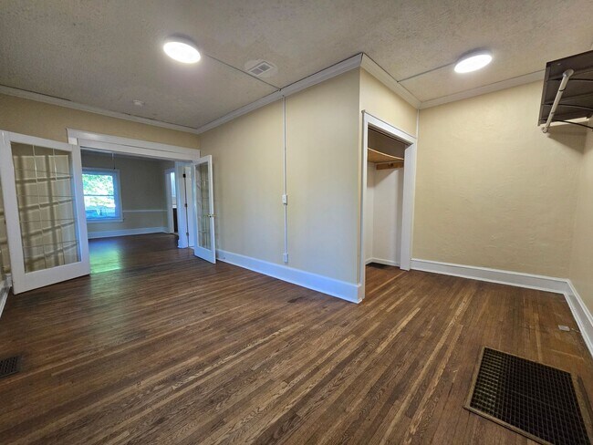 Building Photo - 610 N Mclean St