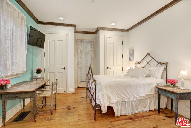 Building Photo - 707 Palisades Beach Rd