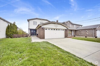 Building Photo - 2265 Eastview Dr