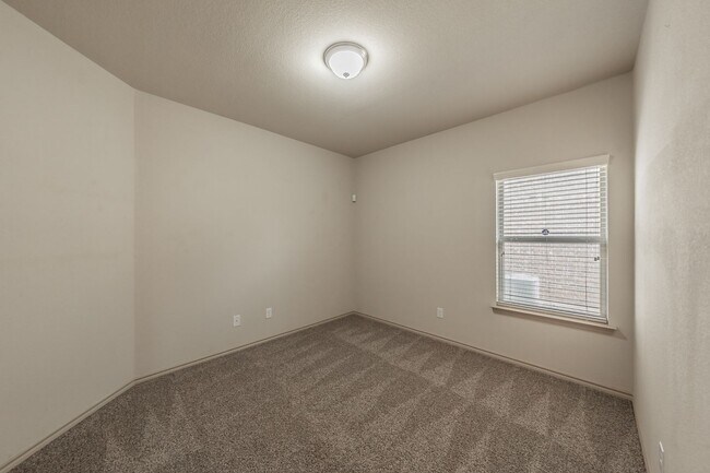 Building Photo - Excellent 3 bedroom plus office in Villages at Edgecliff